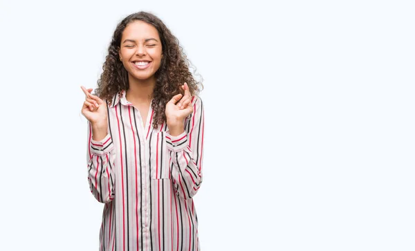 Mulher Hispânica Jovem Bonita Sorrindo Cruzando Dedos Com Esperança Olhos — Fotografia de Stock