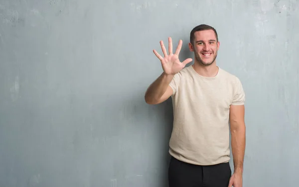 Young Caucasian Man Grey Grunge Wall Showing Pointing Fingers Number — Stock Photo, Image