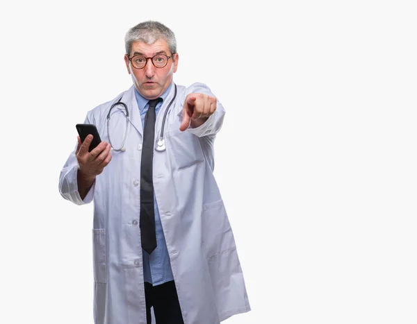 Hombre Guapo Médico Senior Que Envía Mensajes Texto Usando Smarpthone — Foto de Stock