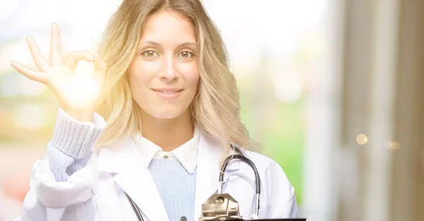 Giovane Donna Medico Medico Facendo Gesto Segno Con Entrambe Mani — Foto Stock