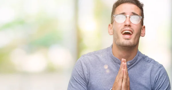 Csinos Fiatal Elegáns Férfi Szemüveg Koldulás Imádkozik Együtt Remény Kifejezés — Stock Fotó