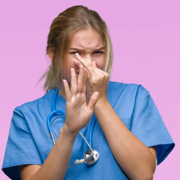 Jovem Mulher Médica Caucasiana Vestindo Uniforme Cirurgião Sobre Fundo Isolado — Fotografia de Stock