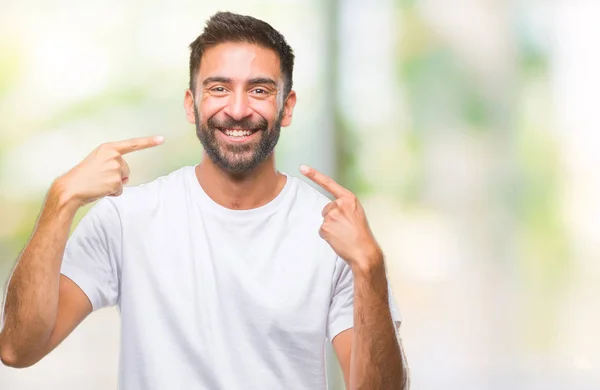 Hombre Hispano Adulto Sobre Fondo Aislado Sonriendo Confiado Mostrando Señalando —  Fotos de Stock