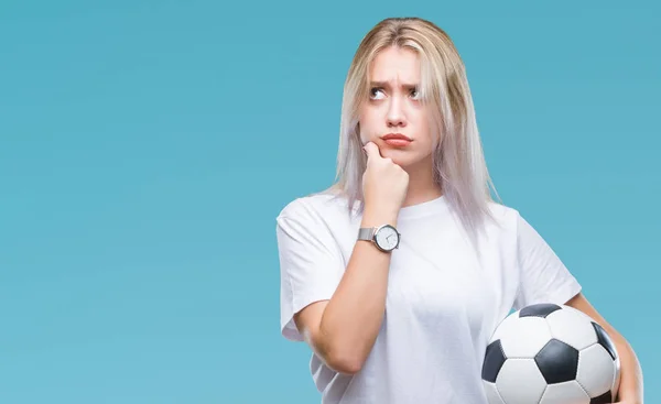 Junge Blonde Frau Hält Fußballball Über Isoliertem Hintergrund Ernstes Gesicht — Stockfoto