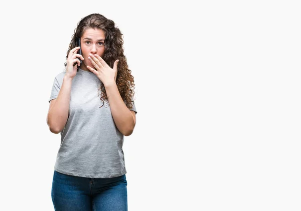 Jovencita Morena Hablando Smartphone Sobre Fondo Aislado Cubrir Boca Con — Foto de Stock