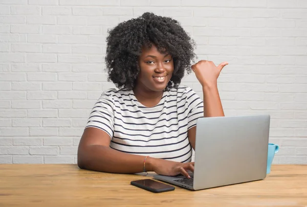 Jovem Afro Americana Sentada Mesa Usando Laptop Computador Apontando Mostrando — Fotografia de Stock