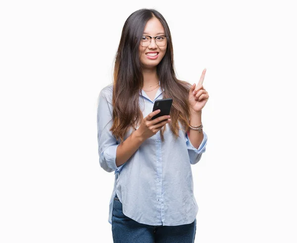 幸せな顔で ナンバーワンのアイデアや質問ポインティング指と驚かれる分離の背景にスマート フォンを使用して若いアジア女性のテキスト メッセージ — ストック写真