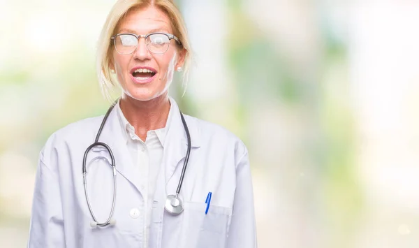 Médico Loira Meia Idade Mulher Sobre Fundo Isolado Com Medo — Fotografia de Stock