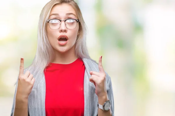 Joven Mujer Negocios Rubia Con Chaqueta Moda Sobre Fondo Aislado — Foto de Stock