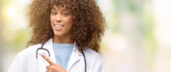 Afrikanisch Amerikanische Ärztin Ärztin Die Seite Seite Mit Dem Finger — Stockfoto