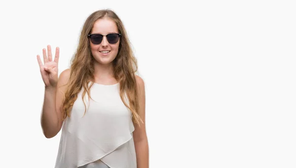 Unga Blonda Kvinnan Bär Solglasögon Visar Och Pekar Uppåt Med — Stockfoto