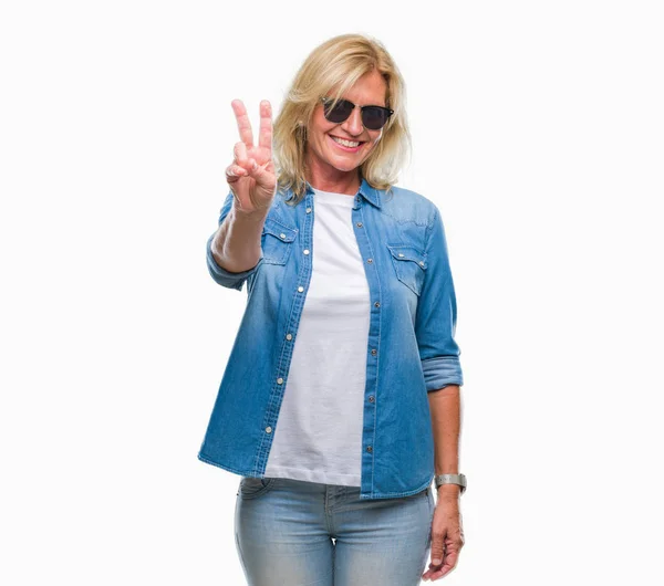 Middelbare Leeftijd Blonde Vrouw Dragen Van Een Zonnebril Geïsoleerde Achtergrond — Stockfoto