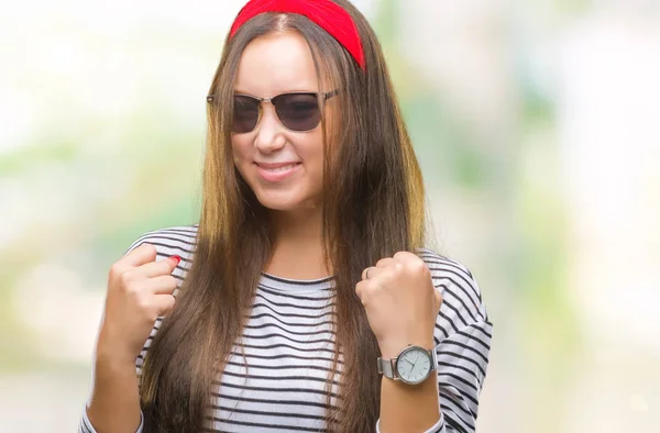 Junge Schöne Kaukasische Frau Mit Sonnenbrille Über Isoliertem Hintergrund Sehr — Stockfoto