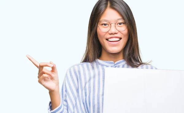 Joven Mujer Asiática Sobre Fondo Aislado Sosteniendo Banner Blanco Muy —  Fotos de Stock