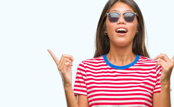 Joven Mujer Asiática Con Gafas Sol Sobre Fondo Aislado Asombrado — Foto de Stock