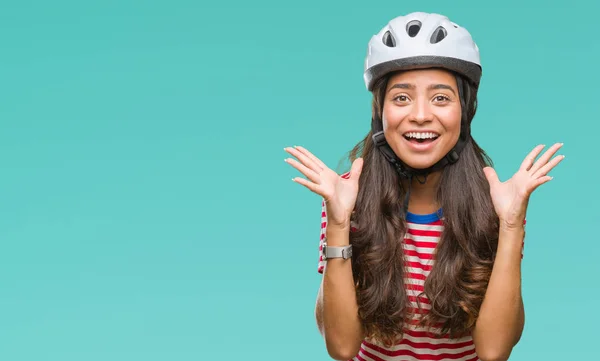 Jovem Ciclista Árabe Mulher Usando Capacete Segurança Sobre Fundo Isolado — Fotografia de Stock