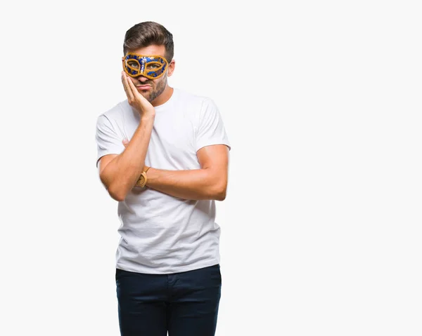 Jovem Homem Bonito Usando Máscara Carnaval Sobre Fundo Isolado Pensando — Fotografia de Stock