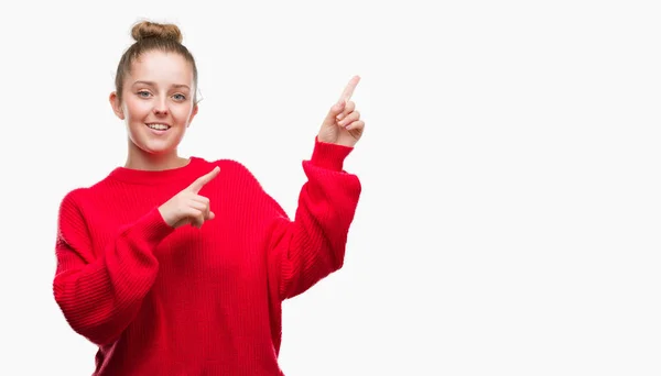 Jonge Blonde Vrouw Draagt Broodje Rode Trui Glimlachen Kijken Naar — Stockfoto