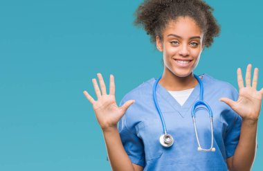 Genç afro Amerikalı doktor kadın gösterilen ve parmakları ile işaret izole arka plan yüzünden kendinden emin ve mutlu gülümseyerek süre on numara.