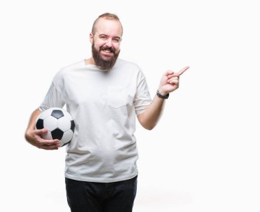Futbol futbol topu izole arka plan üzerinde çok mutlu el ve parmak ile tarafına işaret tutan genç beyaz hipster adam