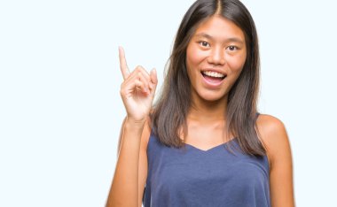 Genç Asyalı kadın ile başarılı fikir parmağı yukarıyı izole arka plan üzerinde. Çıktıktan ve mutlu. Bir numara.