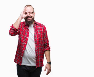 Gülümseyen, parmakları ile mutlu yüz üzerinden seyir göz el ile ok jest yapıyor izole arka plan üzerinde gözlük takan Genç beyaz hipster adam.