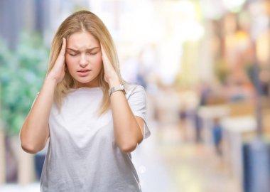 Genç beyaz kadın izole arka plan baş baş ağrısı için el ile çünkü stres. Migren muzdarip.