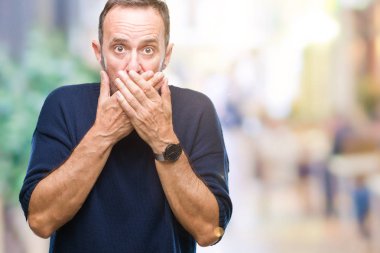 Orta yaş üzerinde izole arka plan ağız hata için elleriyle kapsayan şok ağarmış komuta sizde. Gizli kavramı.