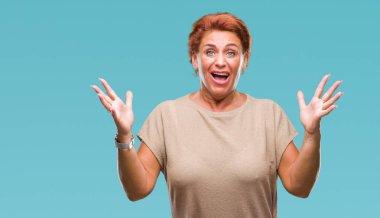 Atrractive üst düzey beyaz Kızıl saçlı kadın yüzünden arka plan deli kutluyor izole ve crazy arms ile başarı için kaldırdı ve heyecanlı çığlık gözler kapalı. Kazanan kavramı