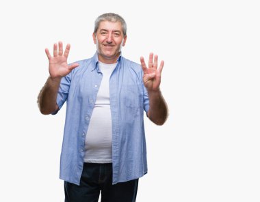 Üst düzey yakışıklı gösteren ve parmakları ile işaret izole arka plan üzerinde numara 9 kendinden emin ve mutlu gülümseyerek süre.