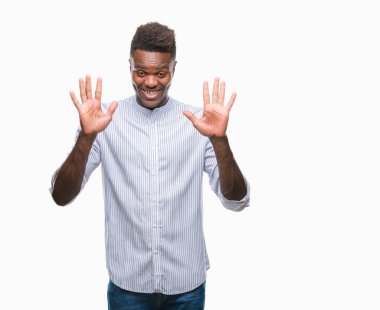 Gösterilen ve parmakları ile işaret izole arka plan üzerinde genç Afro-Amerikan adam kendinden emin ve mutlu gülümseyerek süre on numara.