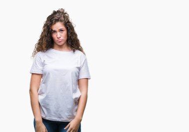 Kızgın ve korkmuş ağlıyor rahat t-shirt üzerine depresif izole arka plan ve sıkıntı, endişe güzel esmer kıvırcık saçlı Genç kız giyiyor. Üzgün ifade.