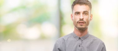 Genç hipster adam korkuyor ve sürpriz ifade, korku ve heyecan yüz ile şok.