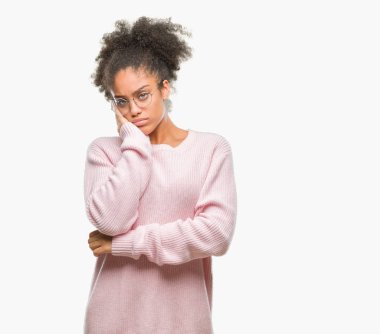 Seyir yorgun ve bıkkın ile depresyon sorun Çapraz kollar ile izole arka plan düşünme üzerinde gözlük takan genç afro Amerikalı kadın.
