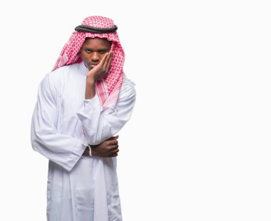Geleneksel keffiyeh seyir yorgun ve bıkkın ile depresyon sorun Çapraz kollar ile izole arka plan düşünme üzerinde giyen genç Arapça Afrika adam.