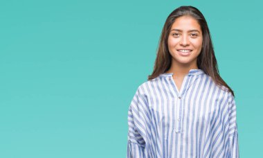 İzole arka plan ile bir mutlu ve güzel genç güzel Arap kadın yüzündeki gülümseme. Şanslı kişi.