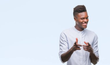 Afrikalı-Amerikalı genç fotoğraf makinesi ile mutlu ve komik yüz için parmakları işaret izole arka plan üzerinde. İyi enerji ve vibes.