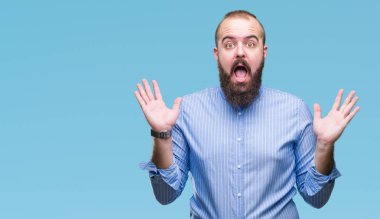 Genç beyaz hipster adam deli kutluyor arka plan izole ve başarı için kaldırdı kollarını açarak hayrete ve heyecanlı çığlık gözleri açık. Kazanan kavramı