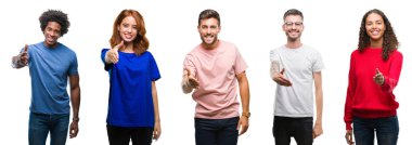 Afro-Amerikan, İspanyol ve beyaz grup olarak tebrik ve konuksever dost sunan karşılıklı gülümseyen izole beyaz arka plan üzerinde insan bileşimi. Başarılı iş.