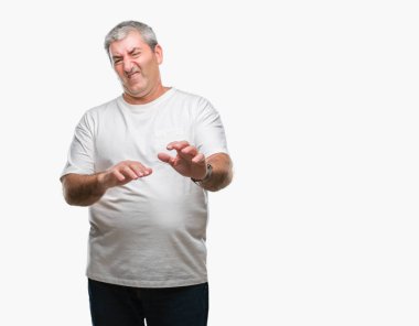 İzole arka plan üzerinde üst düzey yakışıklı tiksinti ifadesi, memnun ve korkulu tiksinti yüz yapıyorsun çünkü nefret tepki. Elleriyle kaldırdı. Sinir bozucu kavramı.