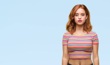 Yüzünde ciddi bir ifade olan, soyutlanmış bir geçmişi olan güzel bir kadın. Basit ve doğal bir şekilde kameraya bakıyorsun..