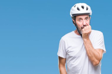 Bisiklet Emanet helment giyen orta yaş üst düzey ağarmış bisikletçi adam stresli ve gergin elle çivi ısırma ağzına bakarak arka plan izole. Anksiyete sorunu.
