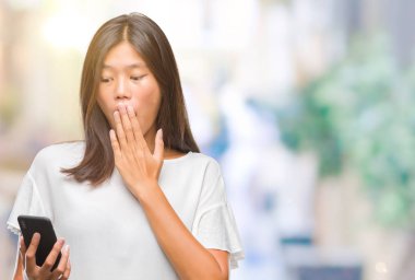 Genç Asyalı kadın manifatura için hata, korku, ifade izole arka kapak ağız utanç ile şok el ile üzerinden Smartphone kullanarak sessizlik içinde gizli kavramı korkuttu