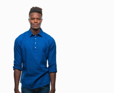 Afrikalı-Amerikalı genç yüzünde ciddi bir ifade ile izole arka plan üzerinde. Basit ve doğal kameraya bakıyor.