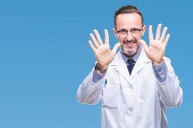 Orta yaş üst düzey ağarmış profesyonel adam gösterilen ve parmakları ile işaret izole arka plan üzerinde beyaz önlük giyen kendinden emin ve mutlu gülümseyerek süre on numara.