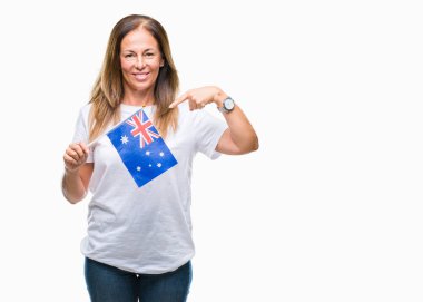 Avustralya bayrağı sürpriz yüz işaret parmağı kendini izole arka plan üzerinde tutan orta yaş İspanyol kadın