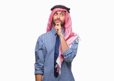 Keffiyeh çene düşünme hakkında soru, dalgın ifade üzerine el ile izole arka plan üzerinde giyen genç yakışıklı Arap iş adam. Düşünceli yüzüyle gülümsüyor. Şüphe kavramı.