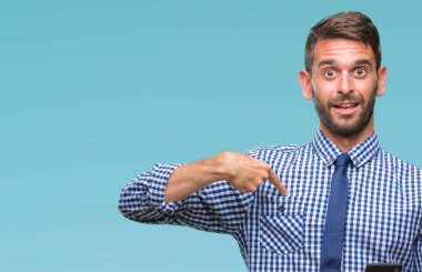 Genç atlatmışsınız adam manifatura sürpriz yüz işaret parmağı kendini izole arka plan üzerinde Smartphone kullanarak ileti gönderme