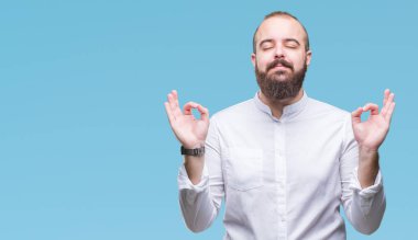 Genç beyaz hipster adam izole arka plan üzerinde dinlenmek ve gülümseyen gözlerle parmak ile meditasyon jest yapıyor kapalı. Yoga kavramı.