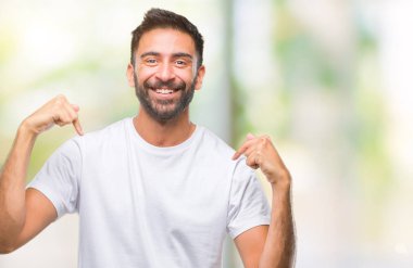 Yüzünde gülümseme ile kendinden emin görünüyorsun, kendini gururlu ve mutlu parmakları ile işaret izole arka plan yetişkin İspanyol adam.